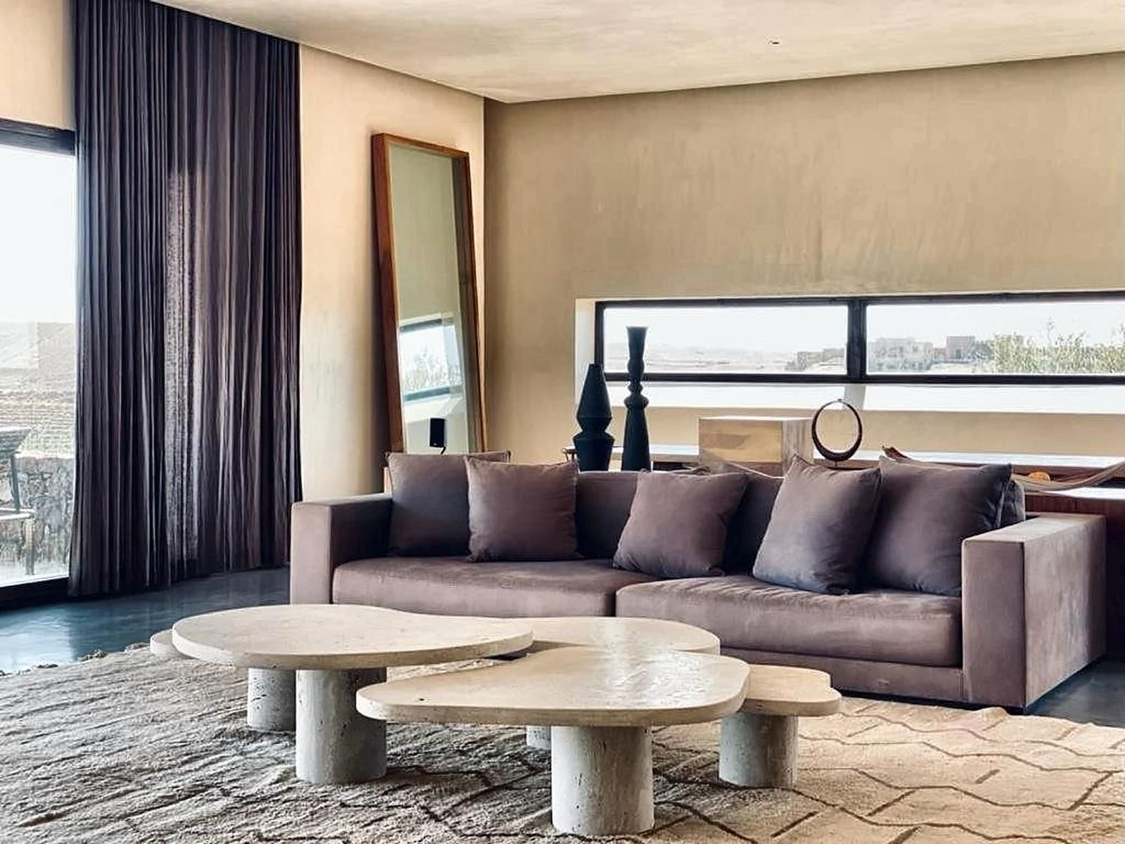 Séjour de Villa K, palette minérale ivoire et brun sombre