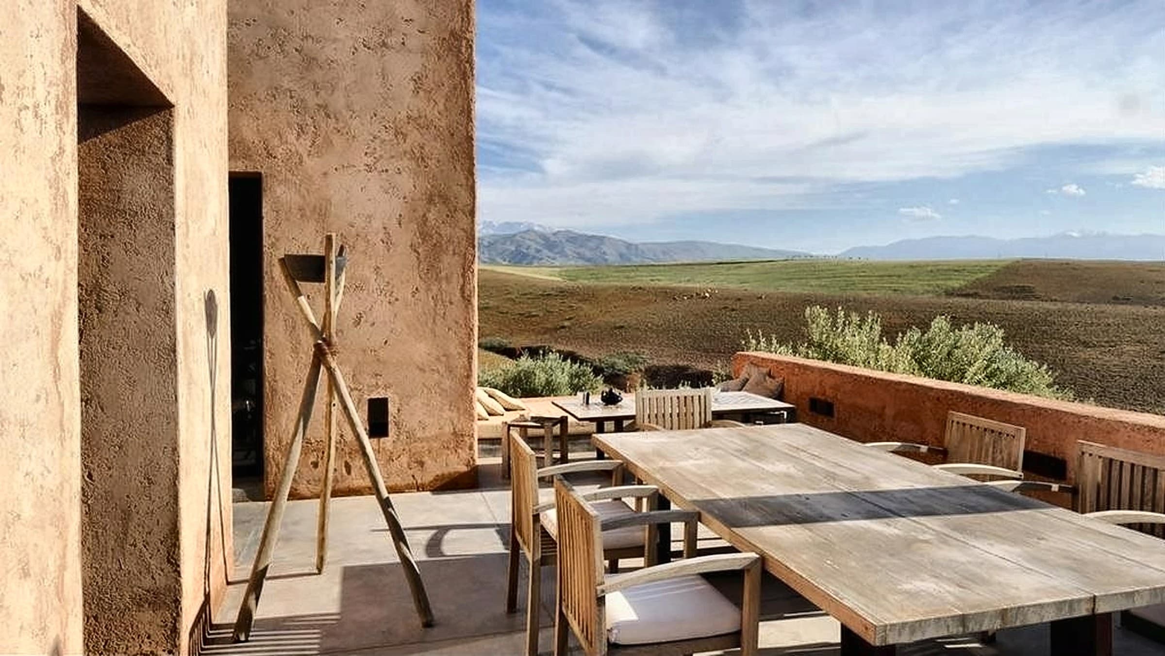 Façade de terre et pergola de Villa K face à l'Atlas — Studio KO