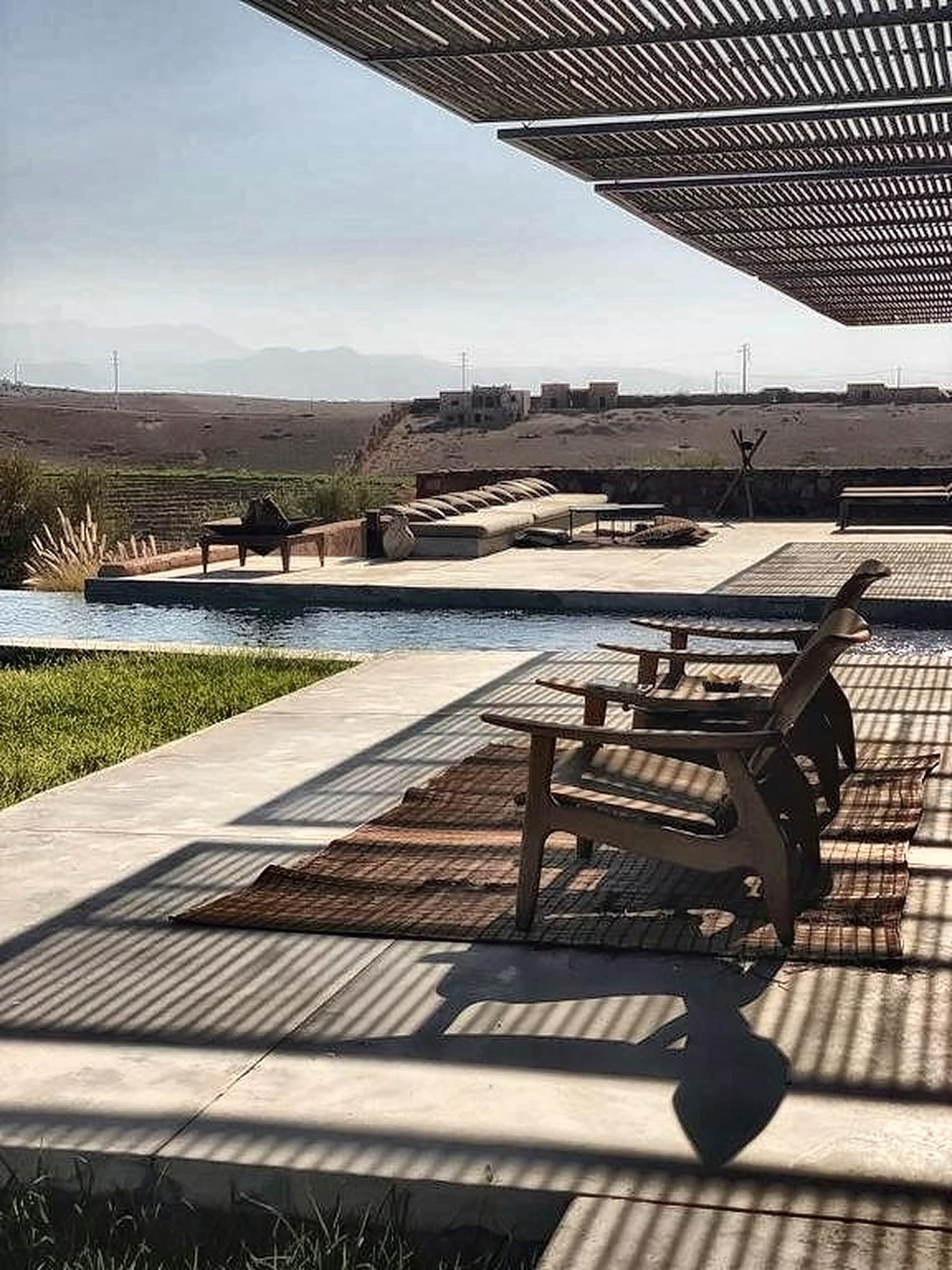 Pergola de fer et de cèdre et ombres portées — décor de shooting à Villa K